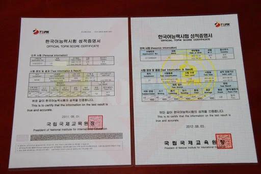 Hai bảng điểm chứng nhận kết quả thi năng lực tiếng Hàn TOPIK đặt cạnh nhau