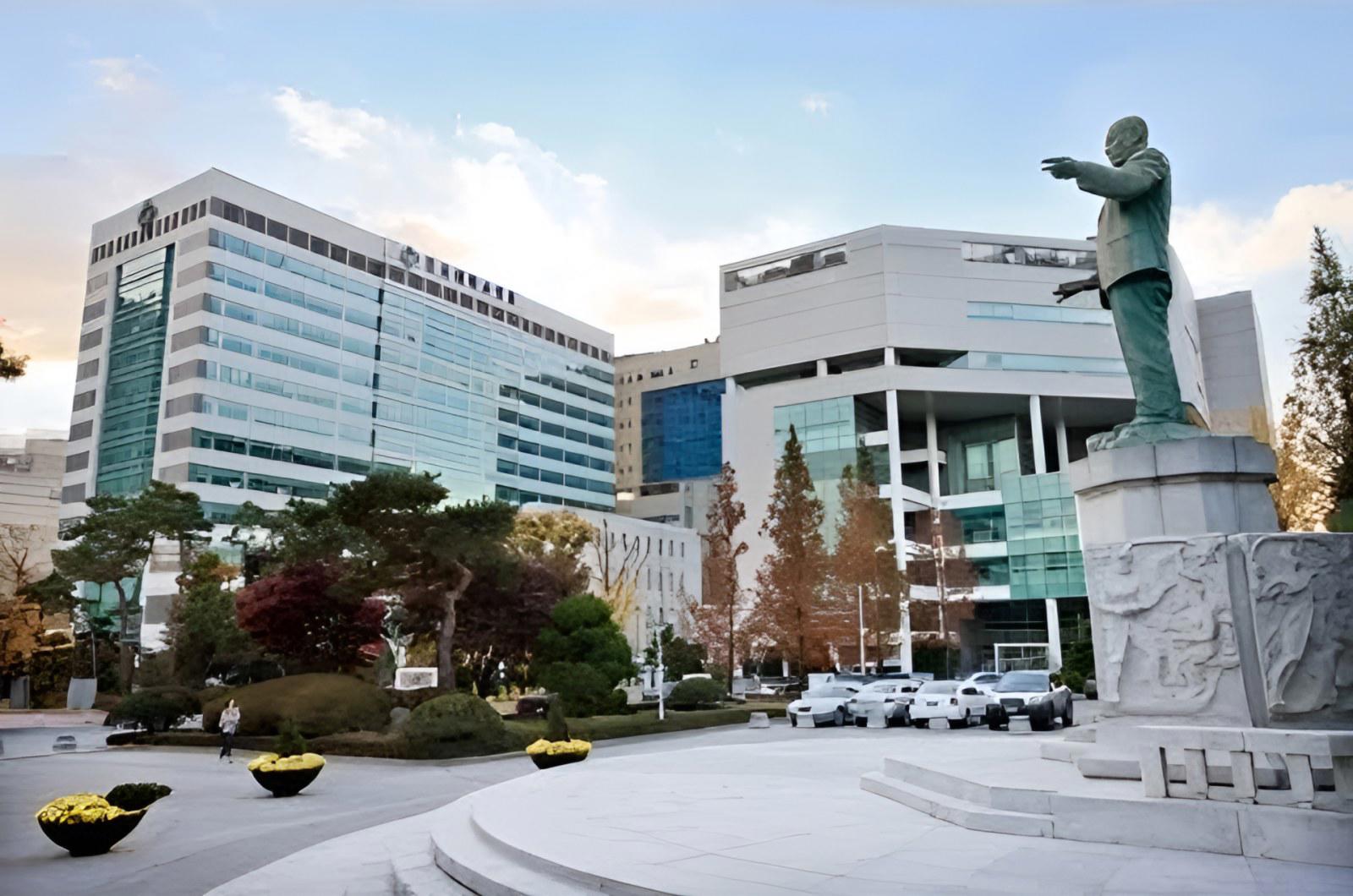 Quảng trường có tượng đồng và các toà nhà kính hiện đại trong khuôn viên Đại học Konkuk