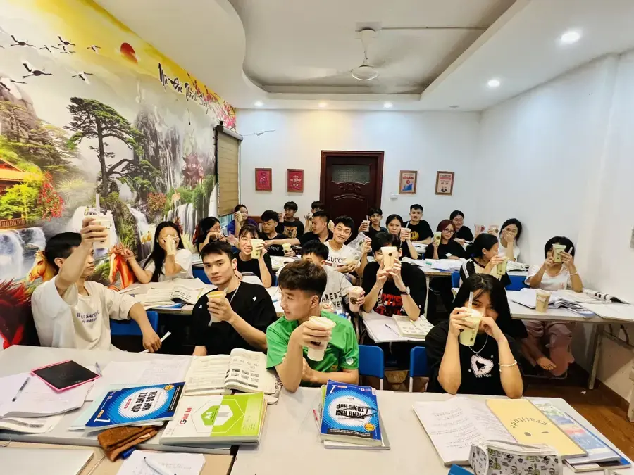 Học vi&ecirc;n học tiếng H&agrave;n trong lớp của Hợp Long