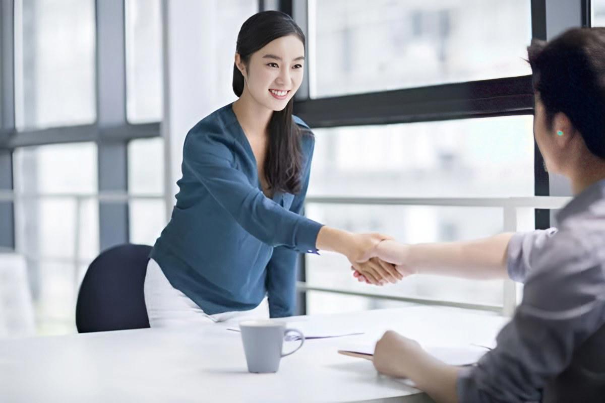 Hai người bắt tay trong một buổi gặp mặt, minh họa cho buổi phỏng vấn visa du học