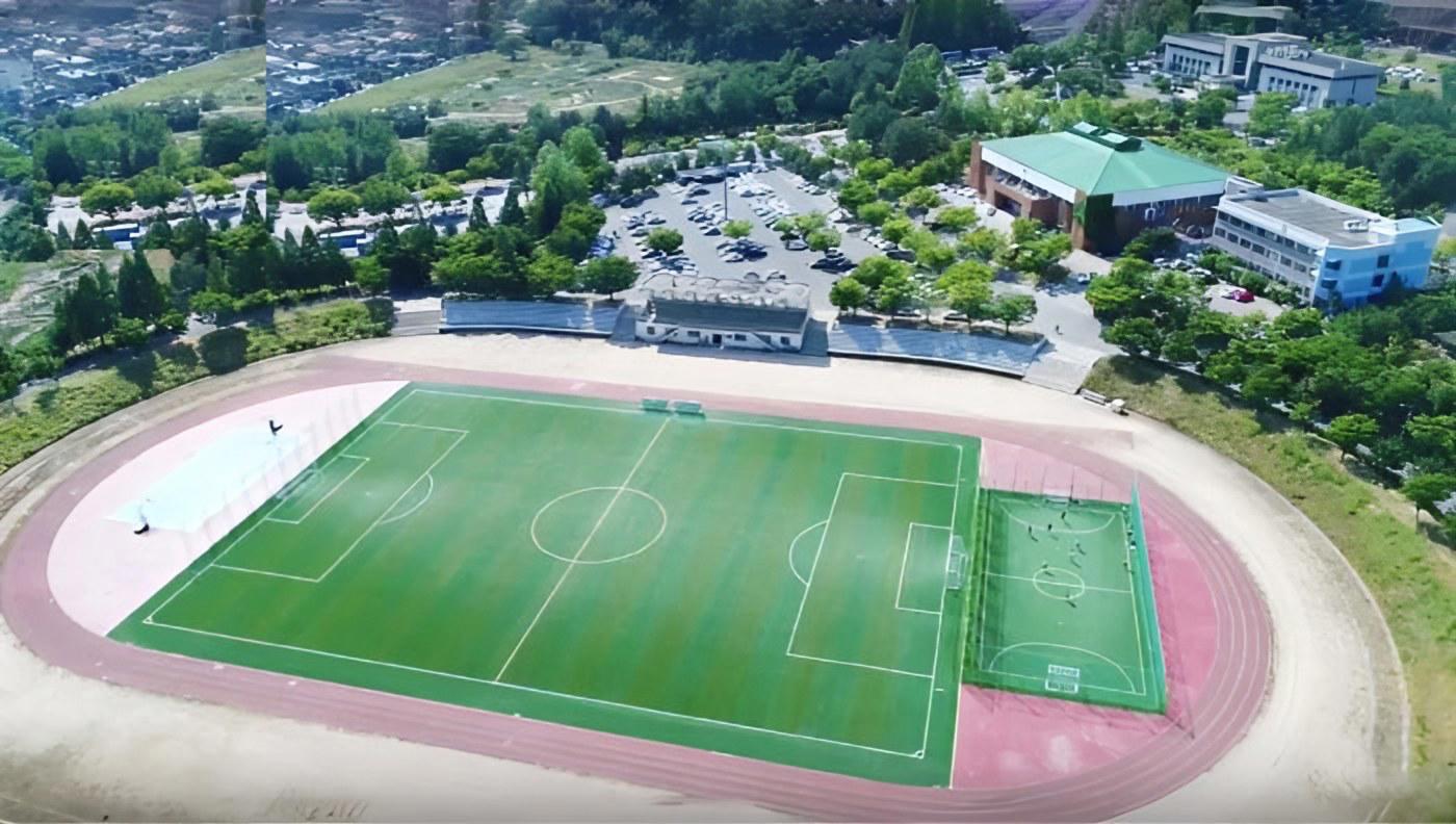 Sân vận động và khu giảng đường Đại học Quốc gia Changwon nhìn từ trên cao
