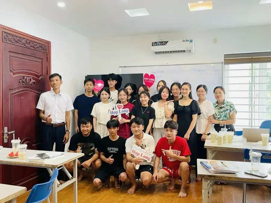 Gi&aacute;m đốc, gi&aacute;o vi&ecirc;n v&agrave; học vi&ecirc;n Hợp Long chụp ảnh trong lớp tiếng H&agrave;n