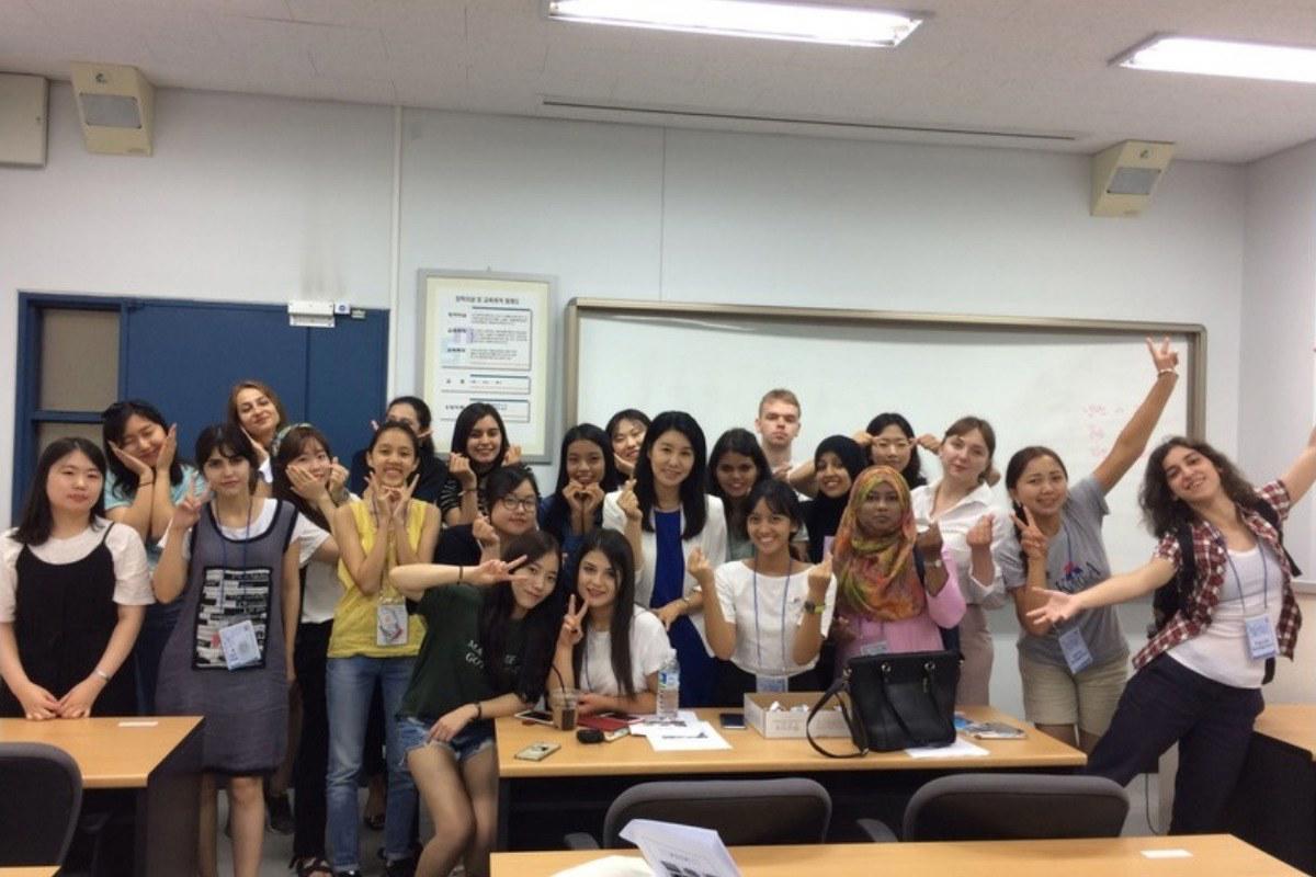 Du học sinh quốc tế trong lớp học tiếng Hàn tại Đại học Namseoul