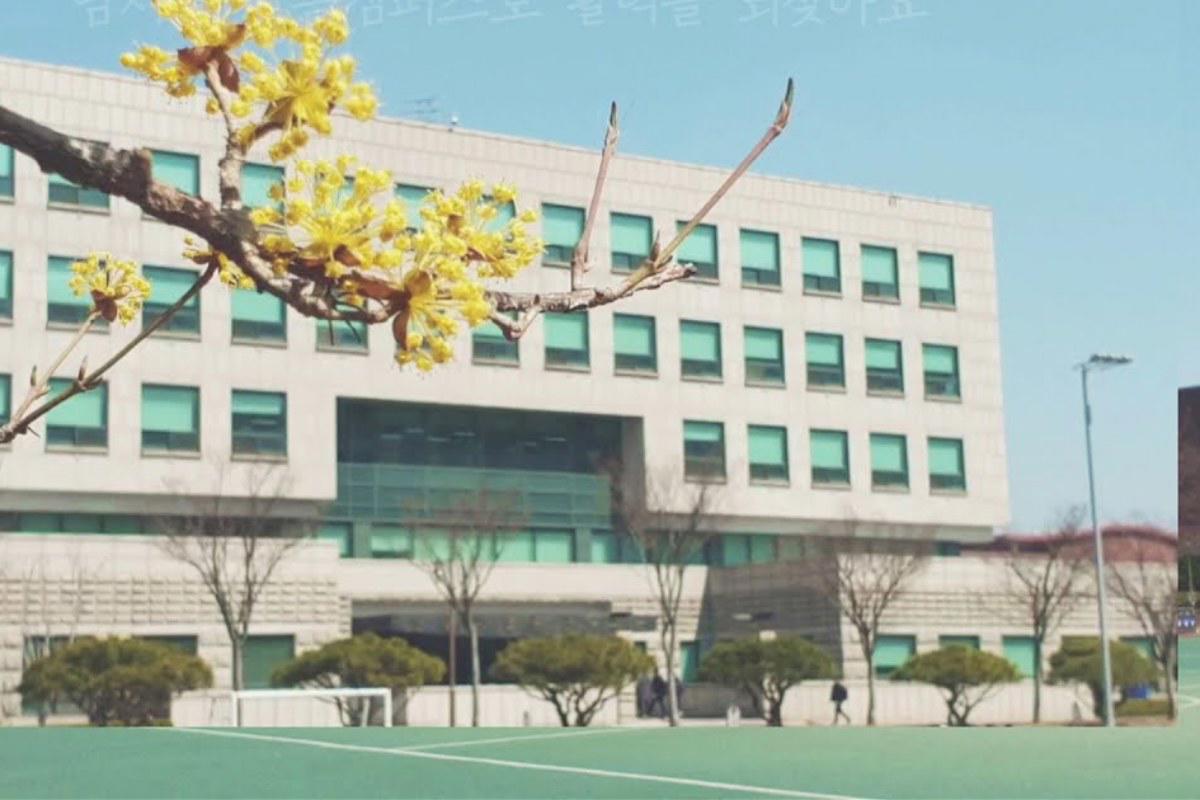 Tòa nhà giảng đường và sân thể thao của Đại học Namseoul mùa xuân