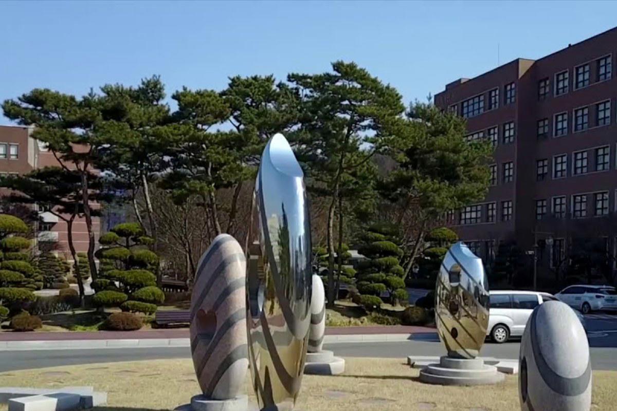 Vườn tượng giữa các tòa nhà trong khuôn viên Đại học Namseoul