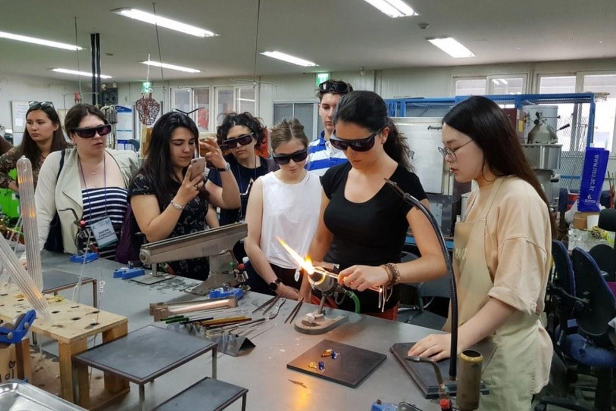 Du học sinh thực hành thổi thủy tinh trong xưởng của Đại học Namseoul