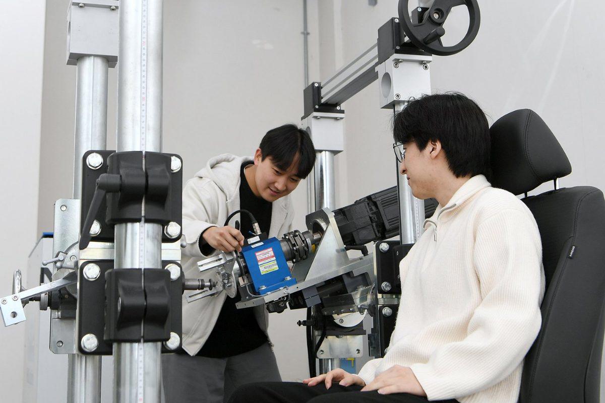 Sinh viên Đại học Kookmin thực hành trên thiết bị đo trong phòng thí nghiệm Kỹ thuật Ô tô