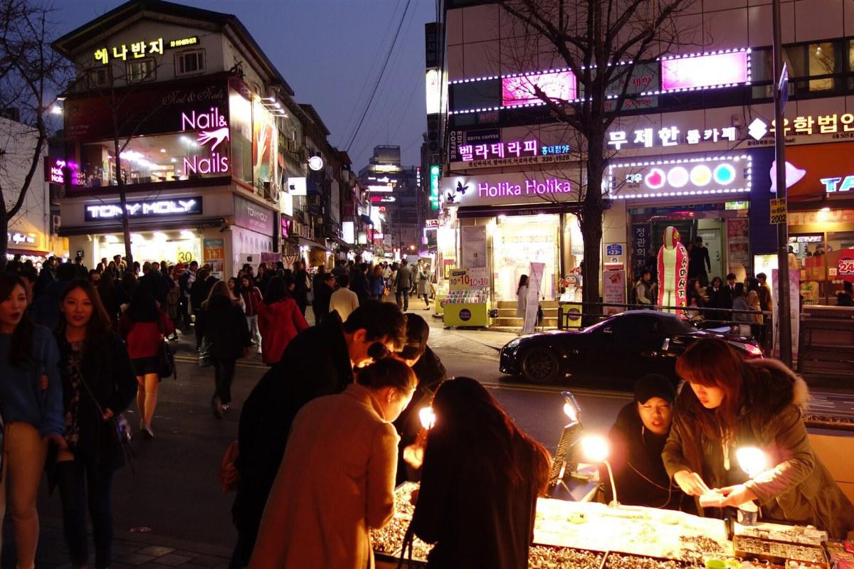 Phố Hongdae ở Seoul về đêm, đông quán xá và người qua lại