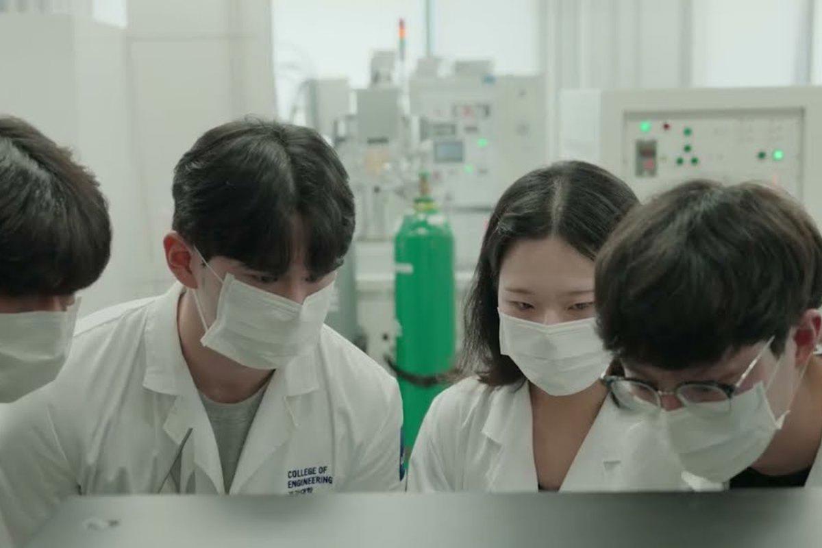 Sinh viên UNIST làm thí nghiệm trong phòng lab