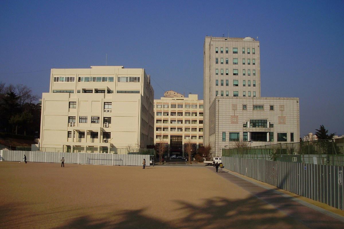 Các tòa giảng đường trong cơ sở Busan của Đại học Quốc gia Pusan