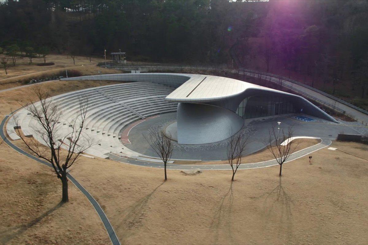 Sân khấu ngoài trời trong khuôn viên Đại học Quốc gia Seoul