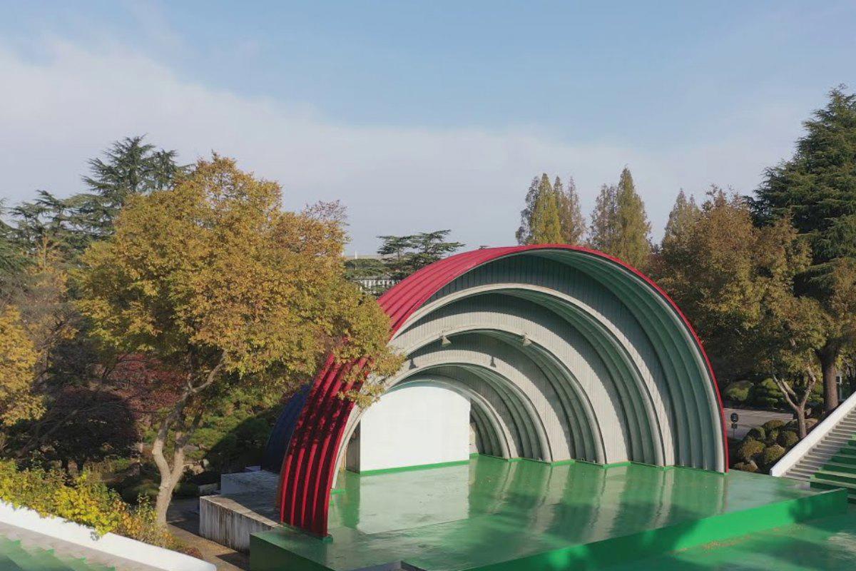 Sân khấu ngoài trời trong khuôn viên Đại học Wonkwang