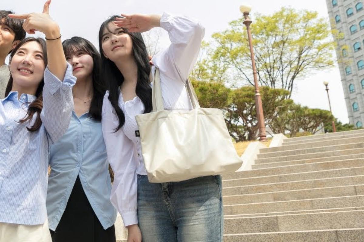 Sinh viên trên bậc thang trong khuôn viên Đại học Baekseok