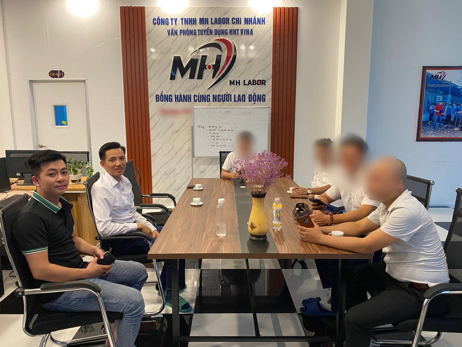 Thầy Nguyễn Anh Quân làm việc với công ty cung ứng nhân lực cho các nhà máy cơ khí, điện tử
