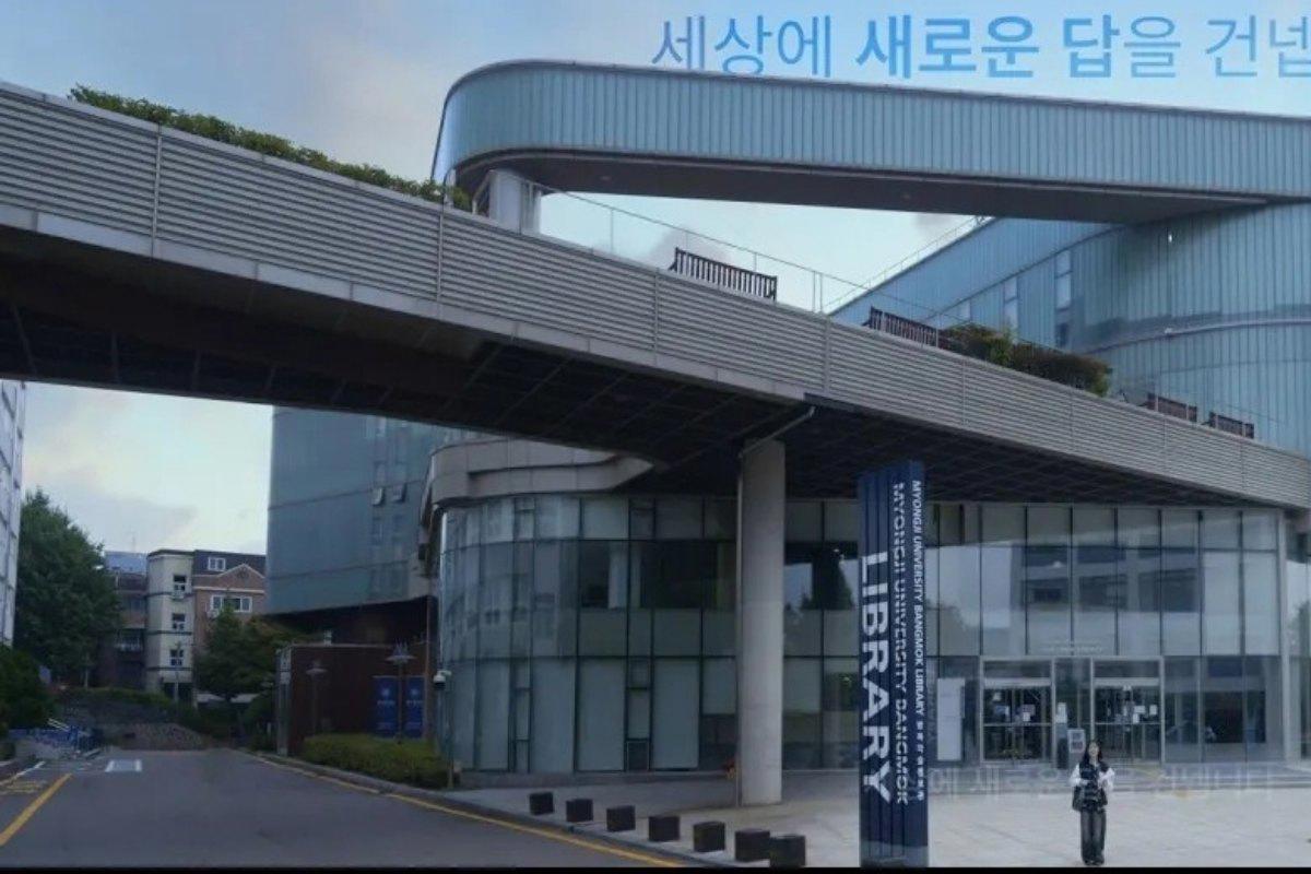 Lối vào thư viện Đại học Myongji