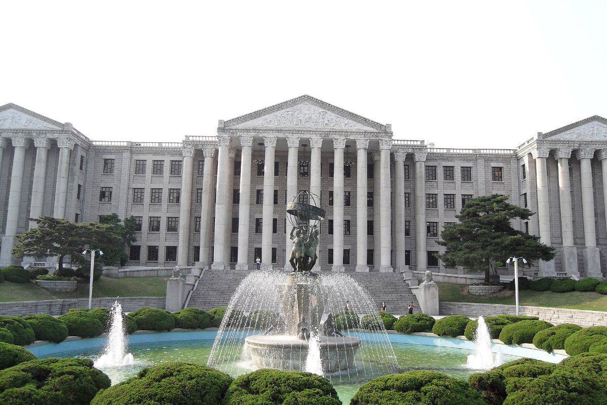 Tòa nhà chính và đài phun nước Đại học Kyung Hee ở Seoul