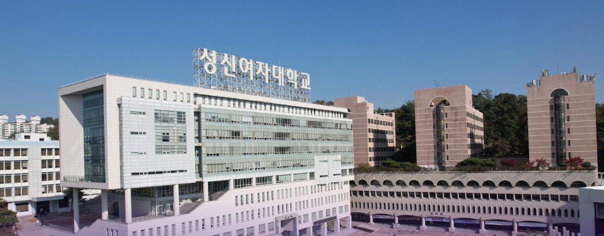 Tòa nhà mang tên trường trong khuôn viên Đại học nữ Sungshin ở Seoul