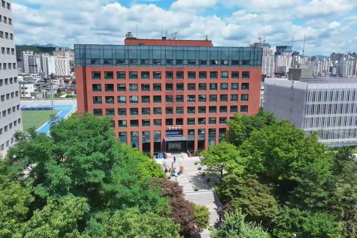 Tòa nhà gạch đỏ trong khuôn viên Đại học Seoul Sirip