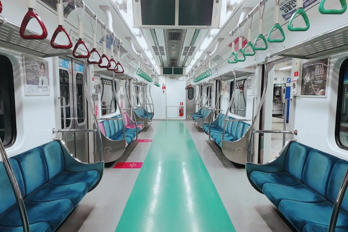 Bên trong toa tàu điện tuyến 2 ở Seoul