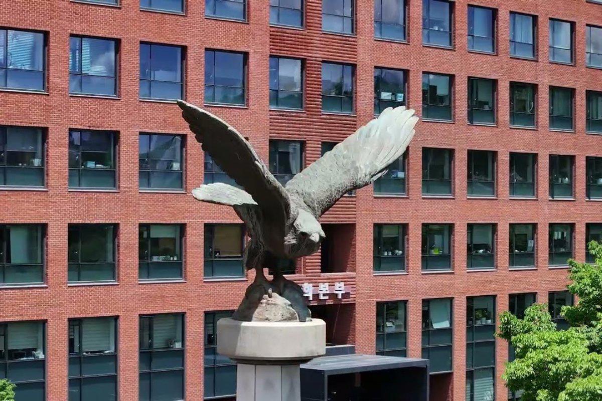 Tượng chim đại bàng trước tòa nhà gạch Đại học Seoul Sirip