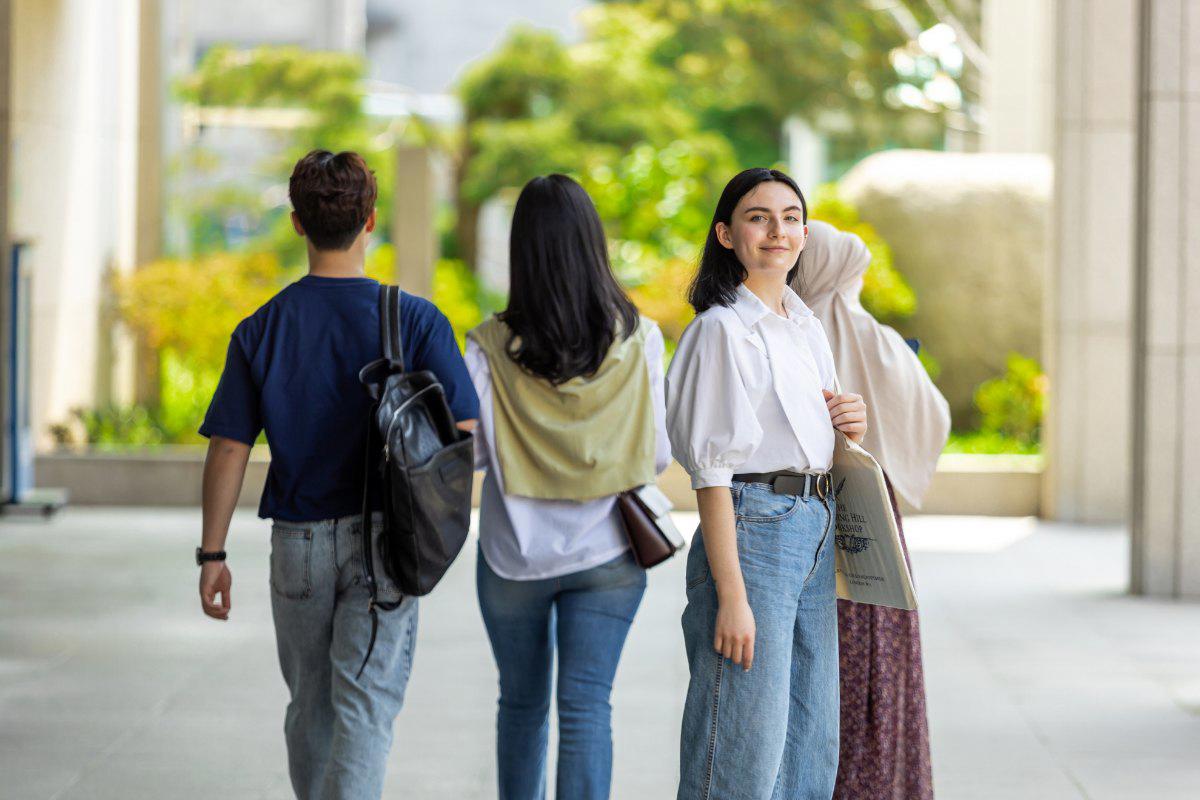 Nhóm sinh viên quốc tế trò chuyện ở hành lang khuôn viên Đại học Woosong