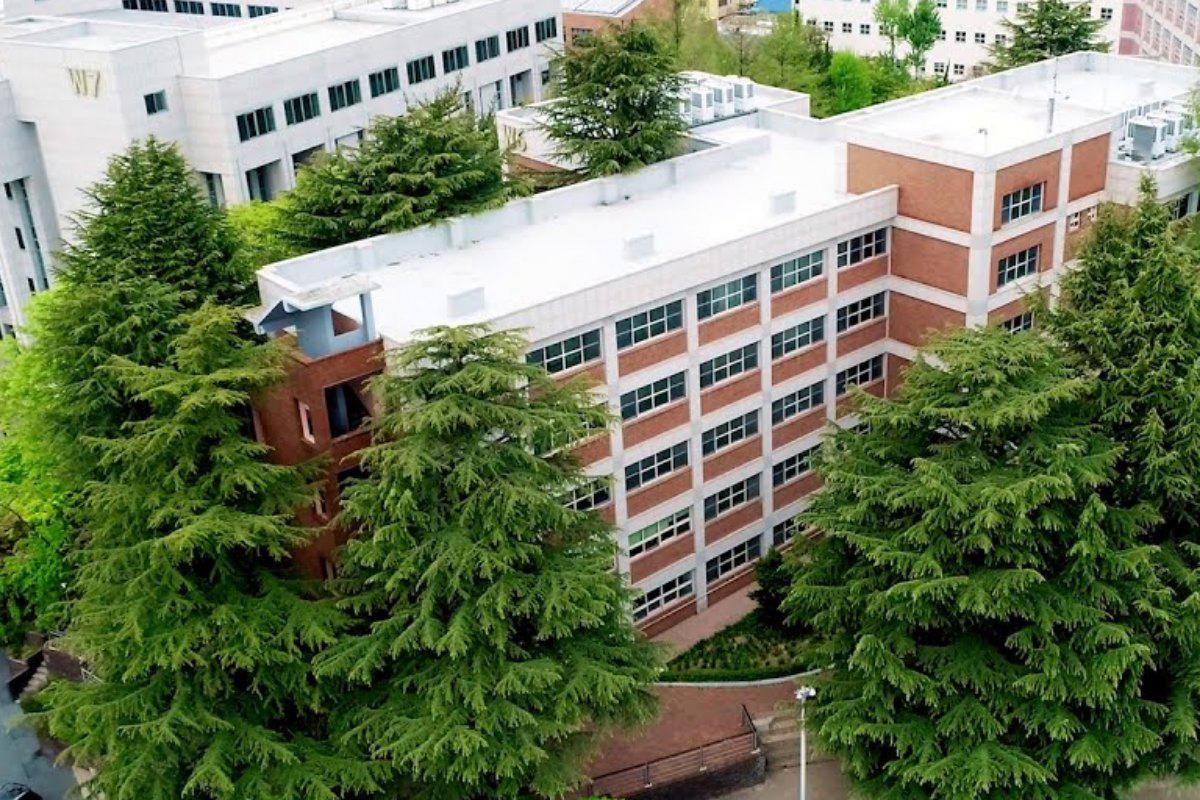 Khuôn viên Đại học Woosong nhìn từ trên cao với hàng cây tuyết tùng quanh các tòa nhà