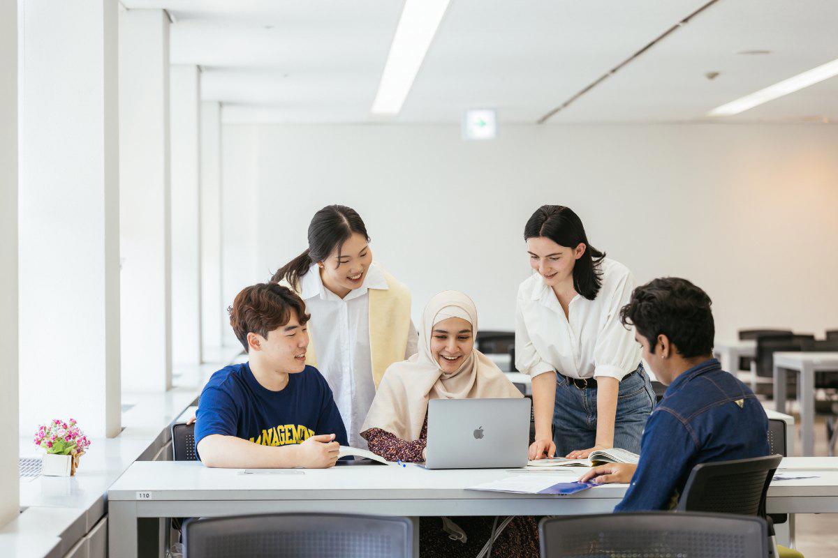 Giáo viên và học viên quốc tế trong lớp học của Đại học Woosong