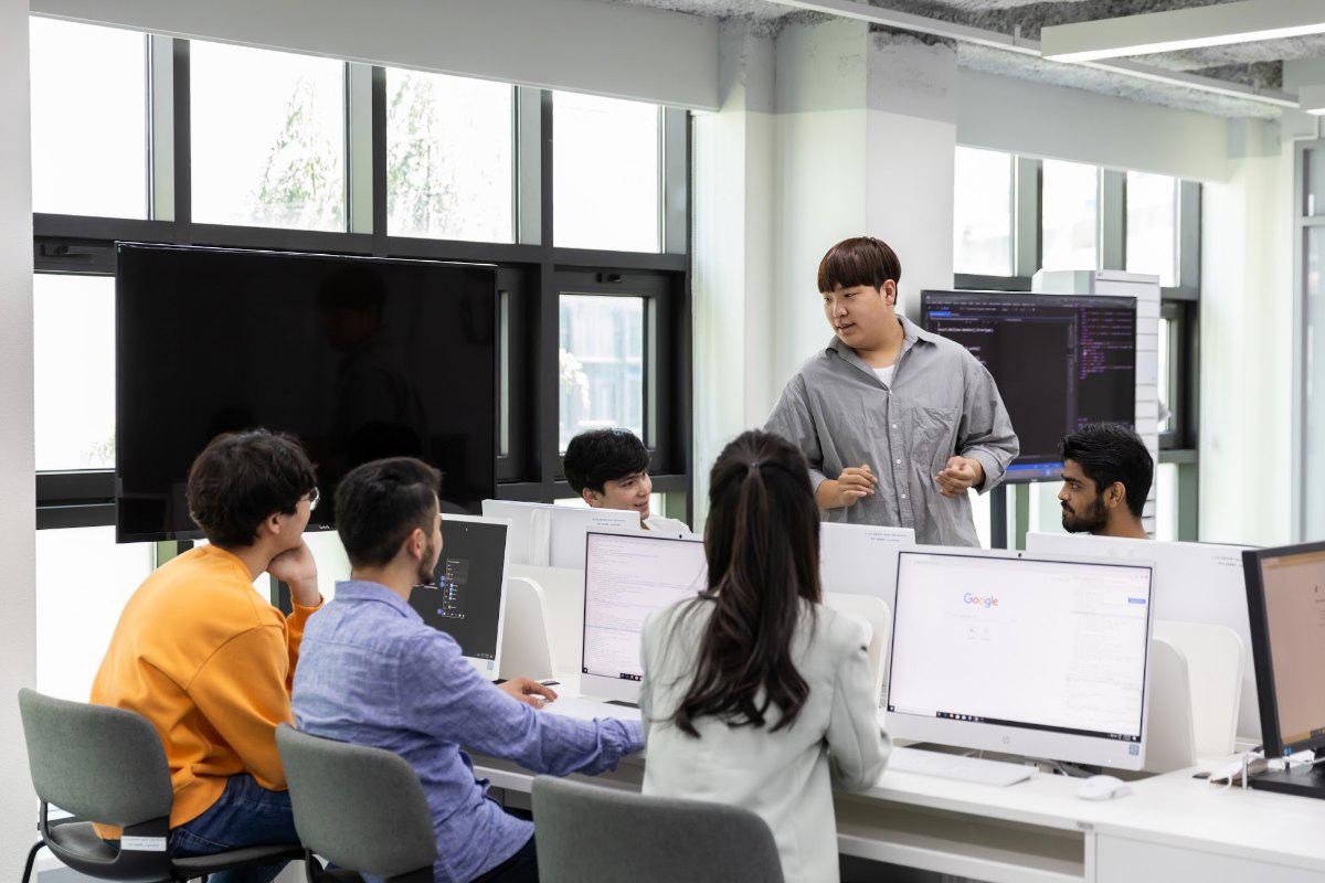Sinh viên khối công nghệ của Đại học Woosong làm bài trong phòng máy tính