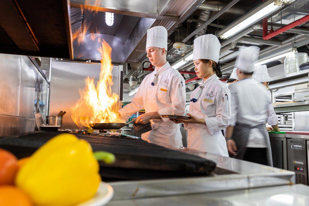 Sinh viên ngành Nấu ăn của Đại học Woosong đứng bếp trong phòng thực hành
