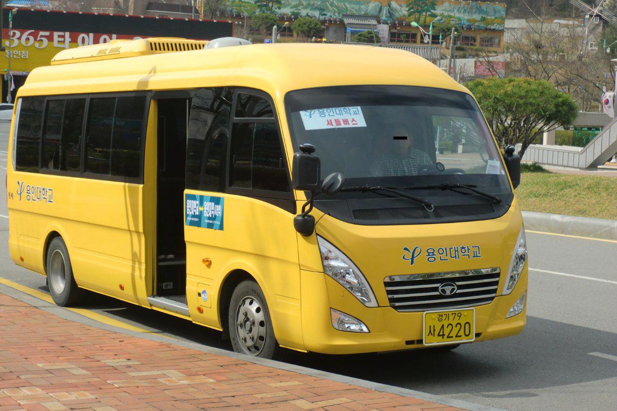 Xe buýt đưa đón sinh viên màu vàng của Đại học Yongin